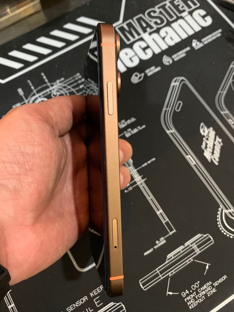 iPhone XR カスタム品(18Pro?風) ブラウン 128GB