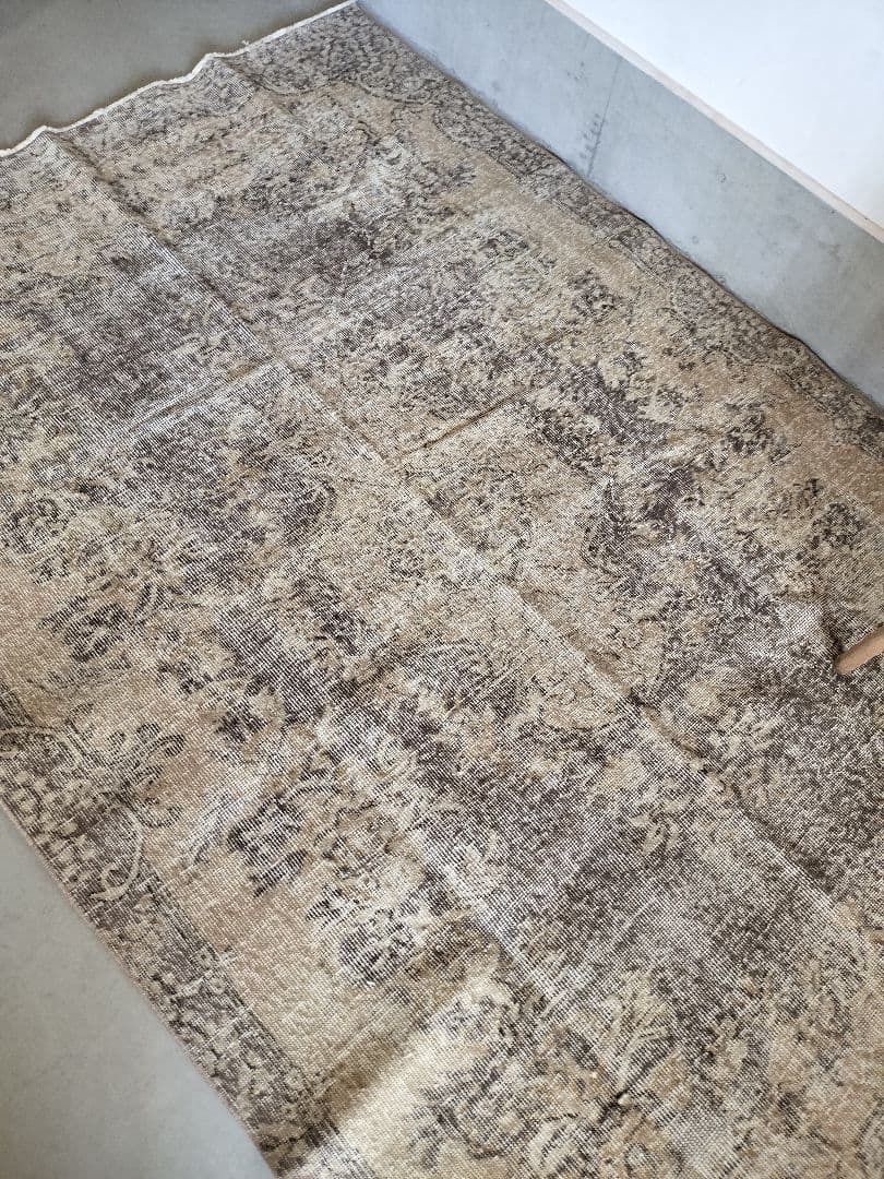 シャビーグレーとベージュ　ヴィンテージトルコラグ　石田ゆり子さんNo.673