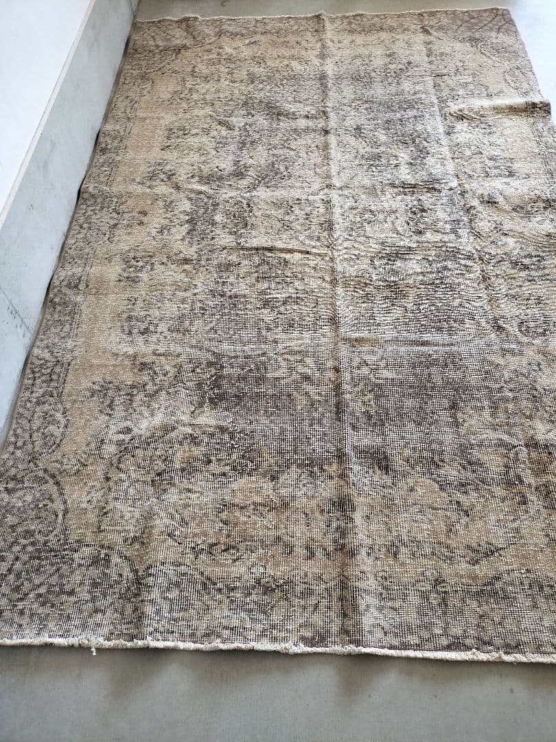 シャビーグレーとベージュ　ヴィンテージトルコラグ　石田ゆり子さんNo.673