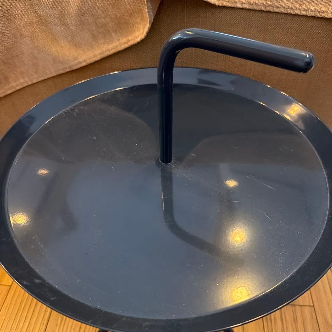 黒い円形金属サイドテーブル