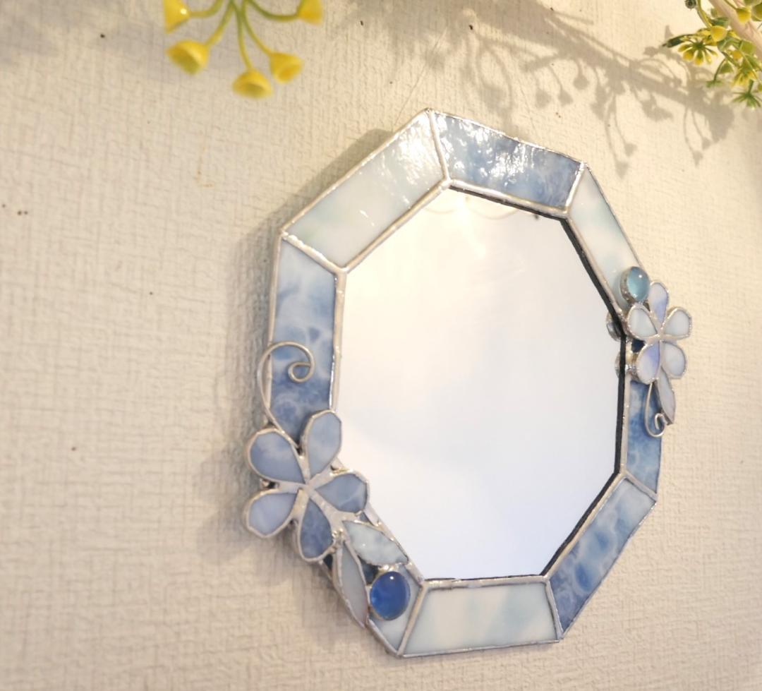 ✴︎:.。淡いブルーの八角形鏡♪　(size20㎝/max23）　ステンドグラス
