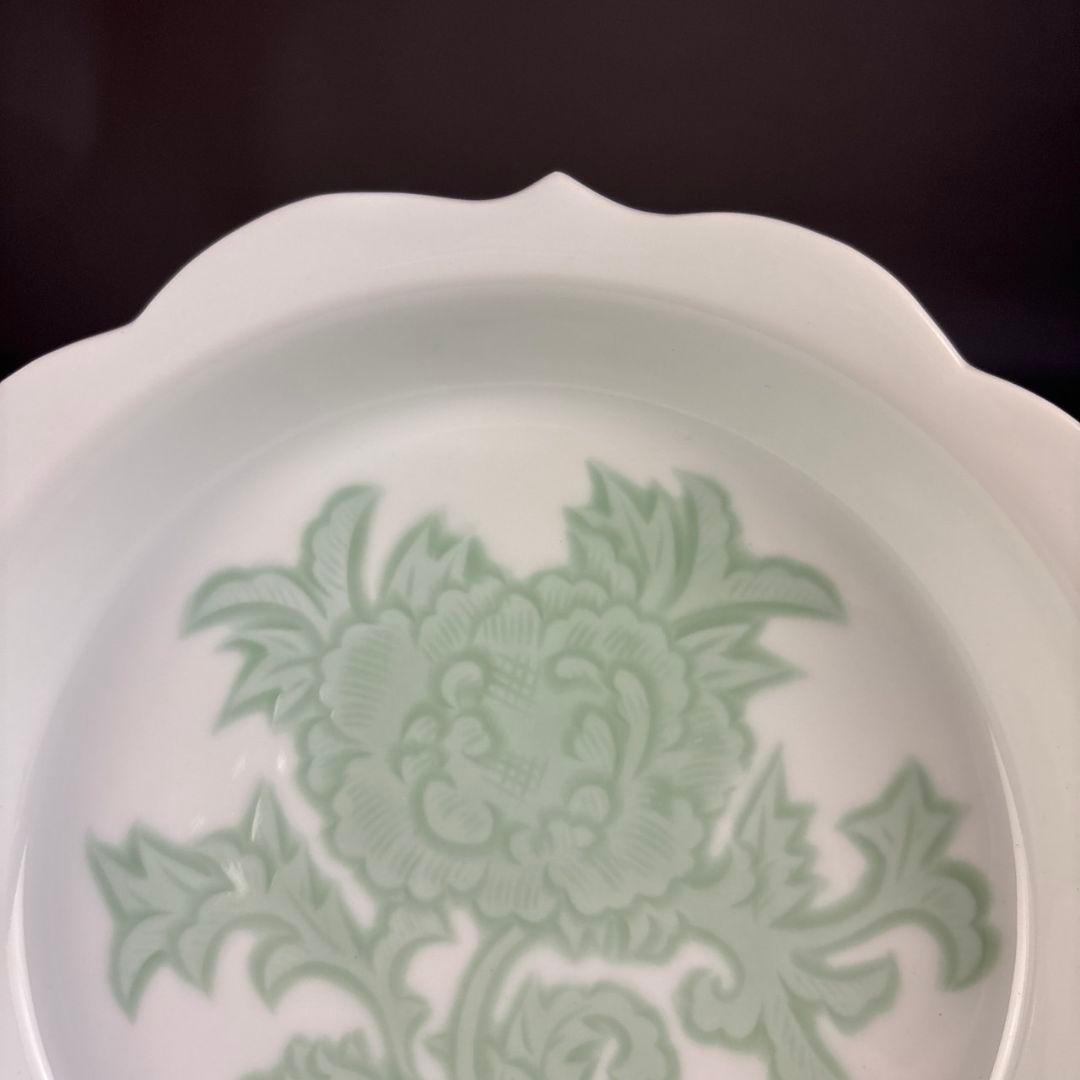 井上萬二　白磁緑釉牡丹彫文　皿　共箱