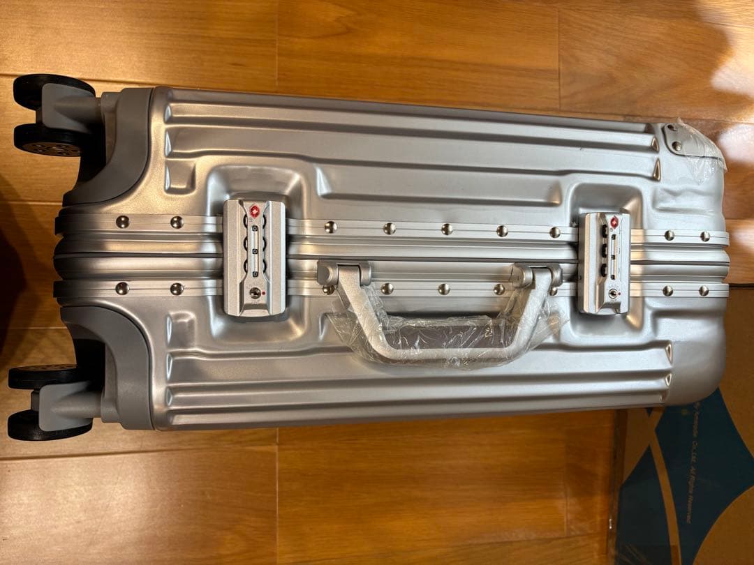 Travelhouse シルバー キャリーケース 中型