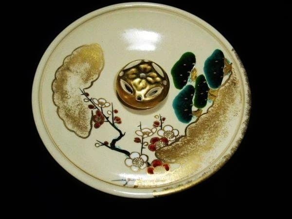 滝窯 橋本城岳造 水指 梅と松の絵柄 金色の蓋付き