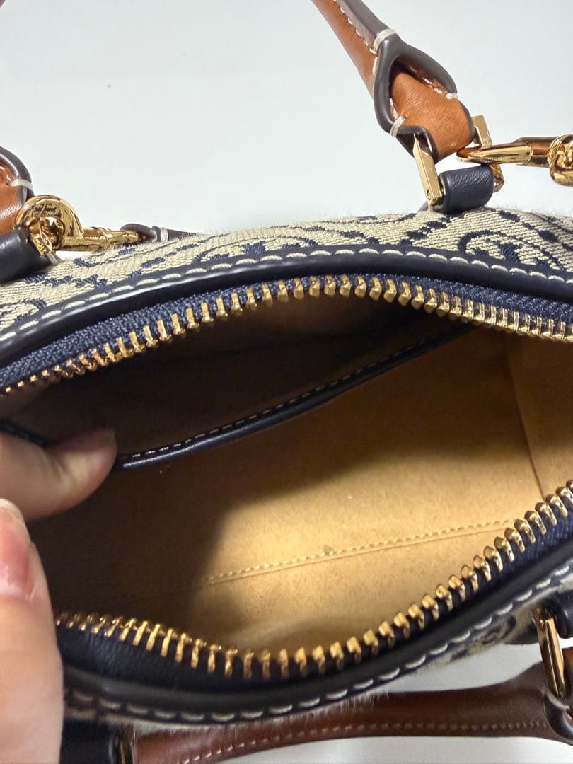 ショルダーバッグ ネイビー　トリーバーチ　ミニボストン　Tモノグラム