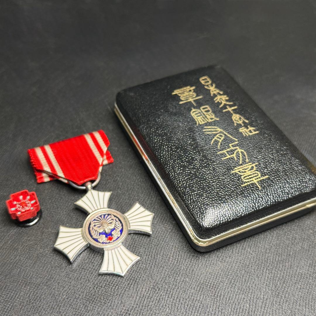 銀色有功章 日本赤十字社 昭和21年 勲章 バッチ