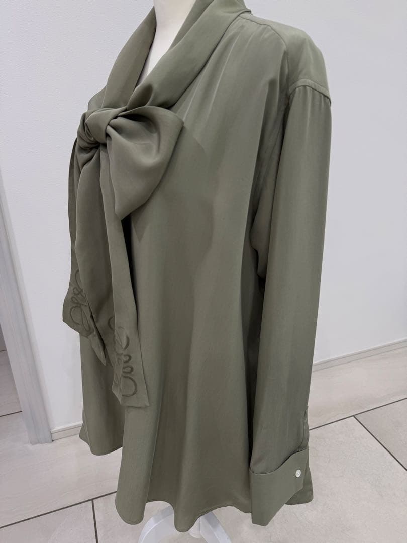LOEWE SILK100％ オリーブグリーンブラウス