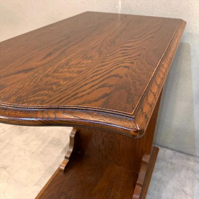 カントリーハウスのサイドテーブルワゴン