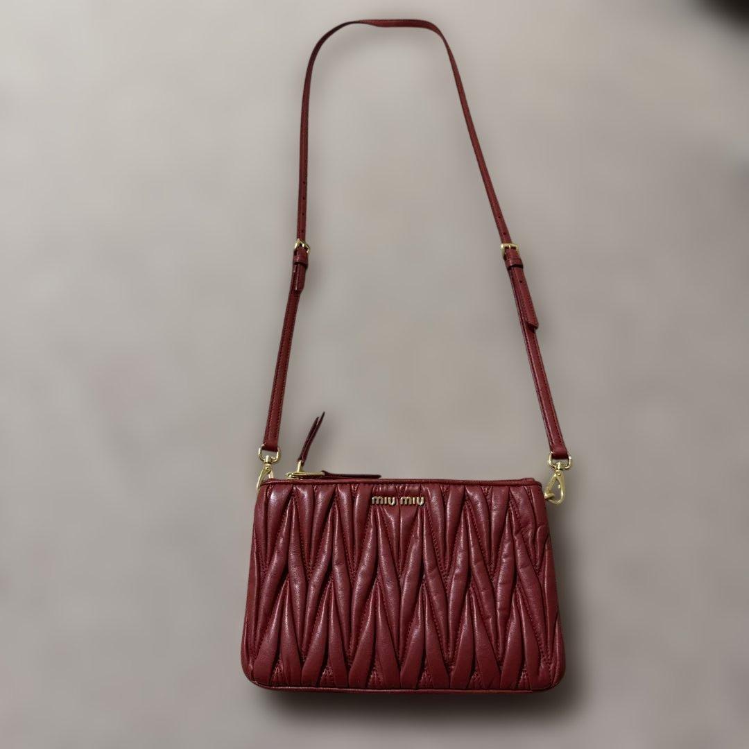【 美品 正規品 】 miumiuマテラッセ ショルダーバッグ赤