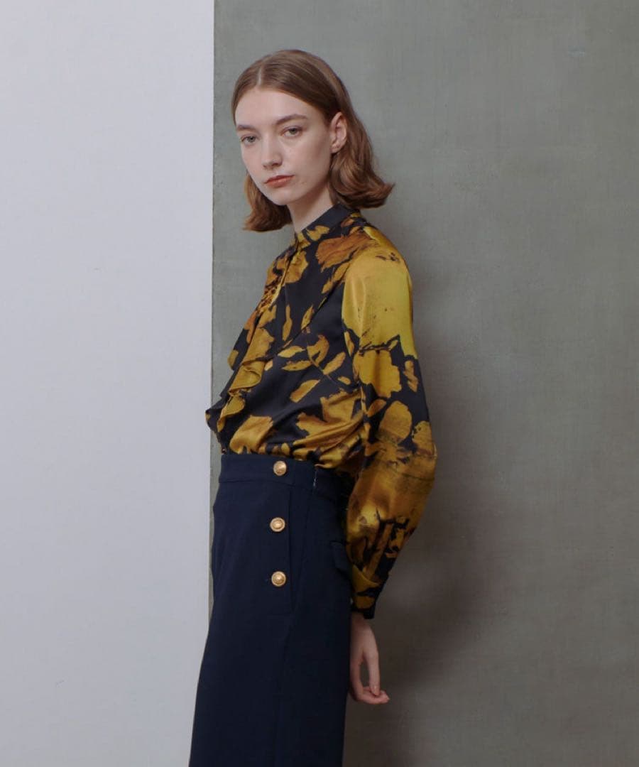 極美品　アルアバイル　モダンフラワーフロントフリルブラウス　ブラック　2