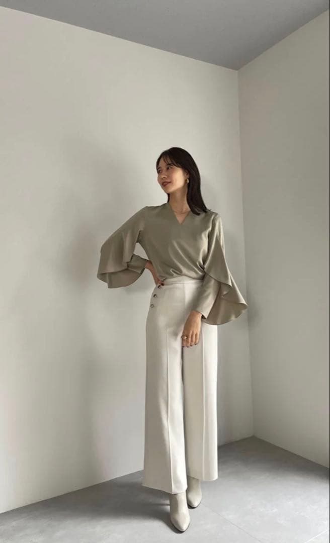 anuansツイストフリルVネックブラウス （IVORY)