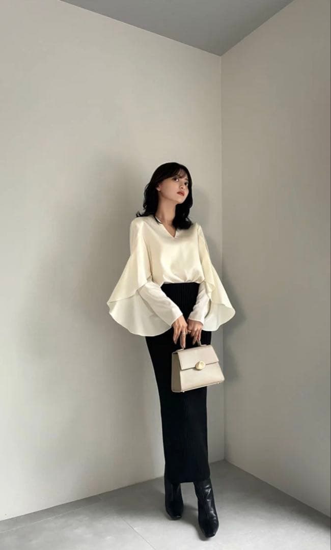 anuansツイストフリルVネックブラウス （IVORY)