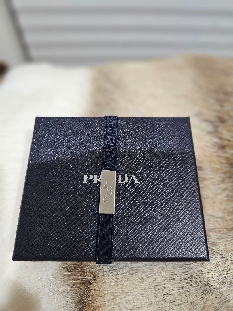 PRADA ベージュ レザー 名刺入れ