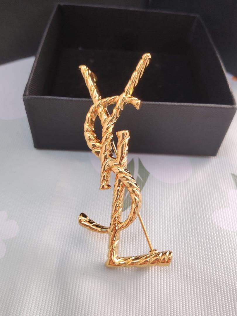 サンローラン　カサンドラロゴ オピウム ブローチ　ゴールド　超美品