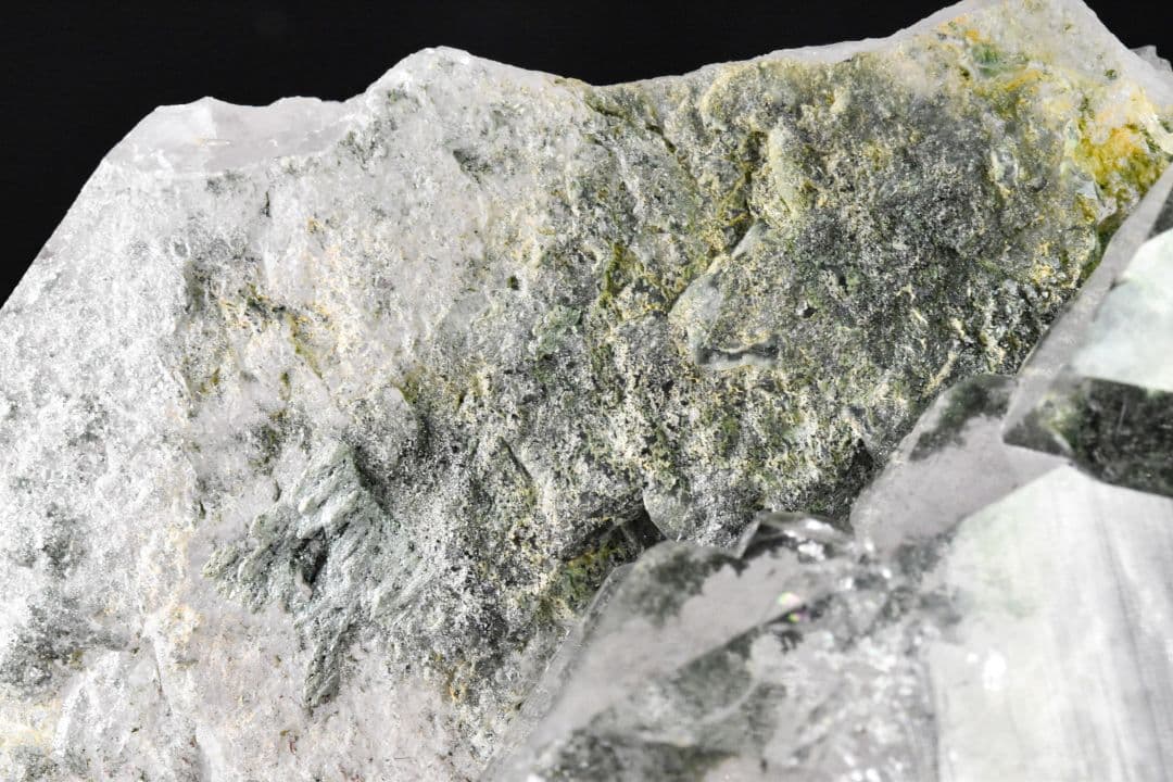 マニハール産 大きなV字谷のあるポイント クローライトインオン