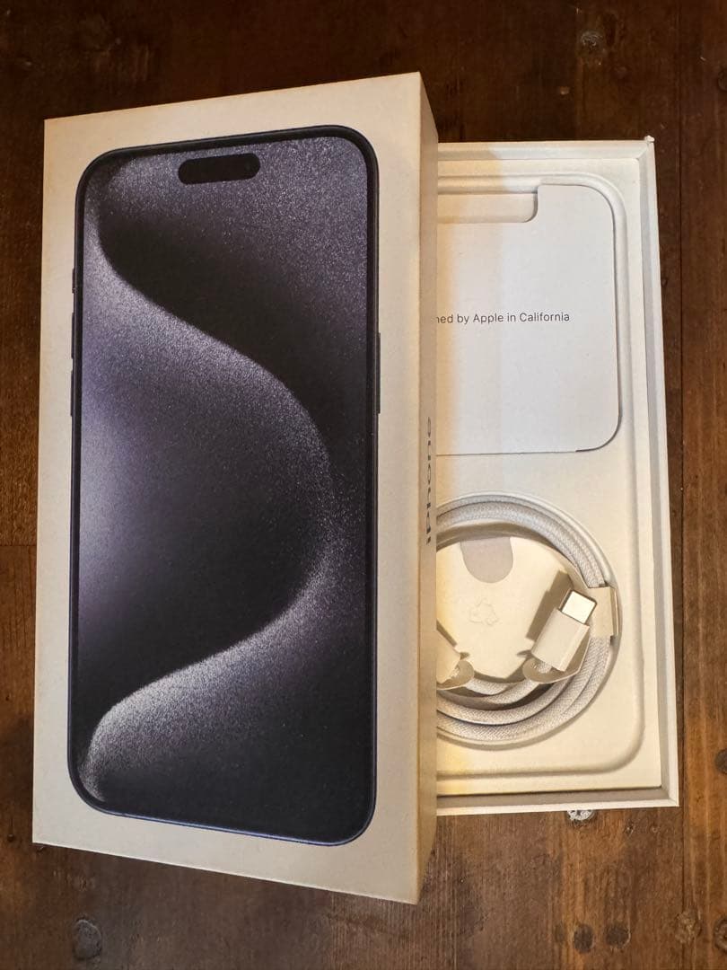 【美品】iPhone 15 Pro MAX本体とMagSafeケース多数