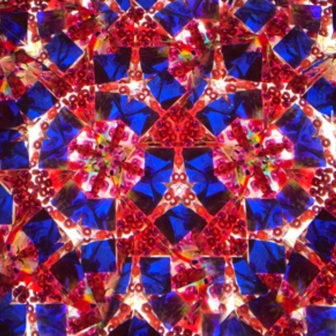 万華鏡　手動クランク式赤と金の装飾品