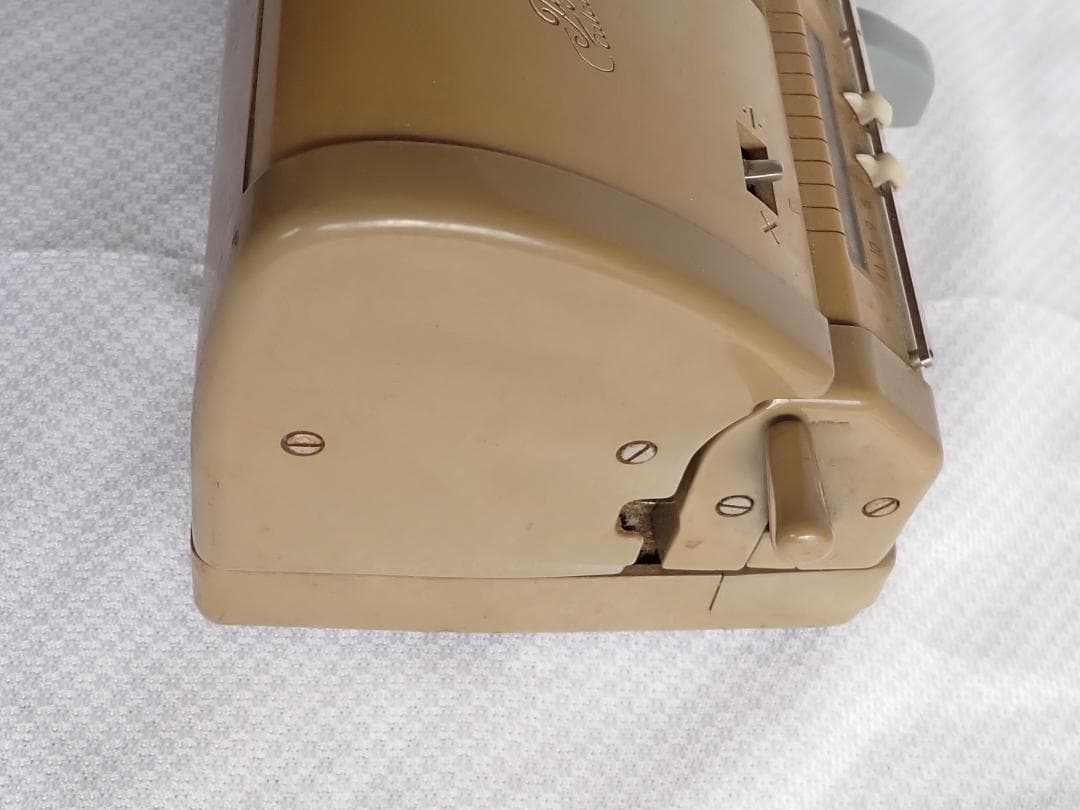 昭和レトロな手回し計算機 インテリアとしておすすめです。送料込・匿名発送