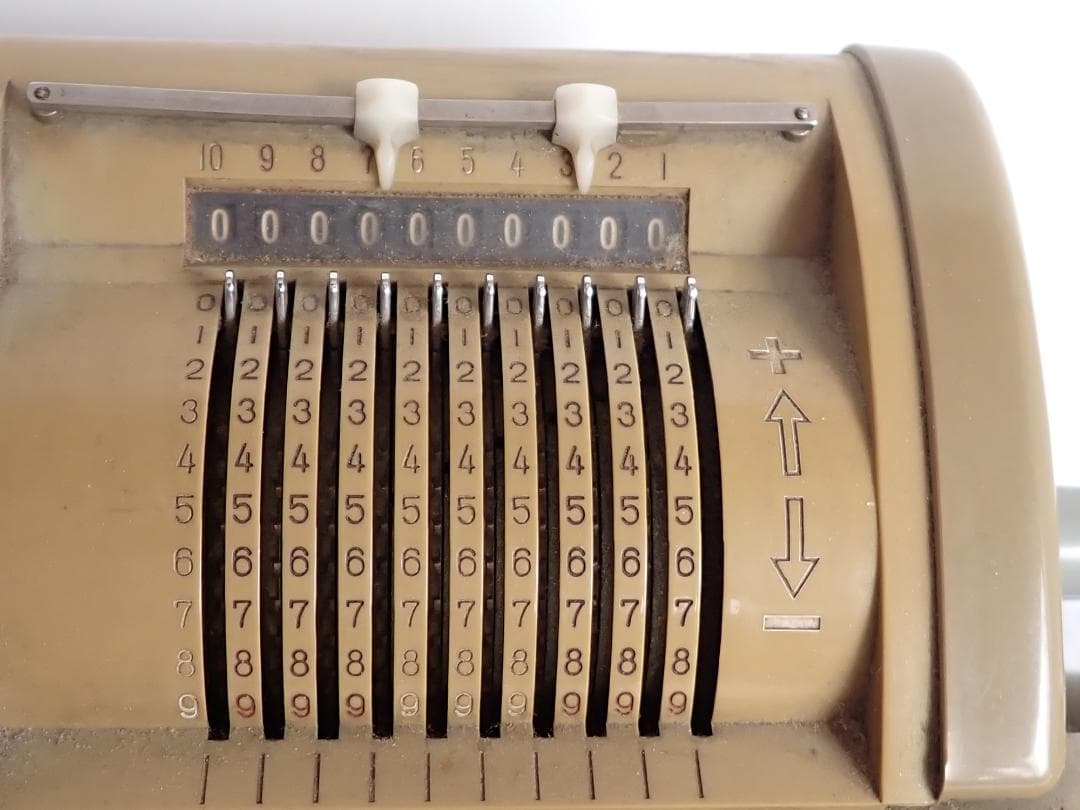 昭和レトロな手回し計算機 インテリアとしておすすめです。送料込・匿名発送