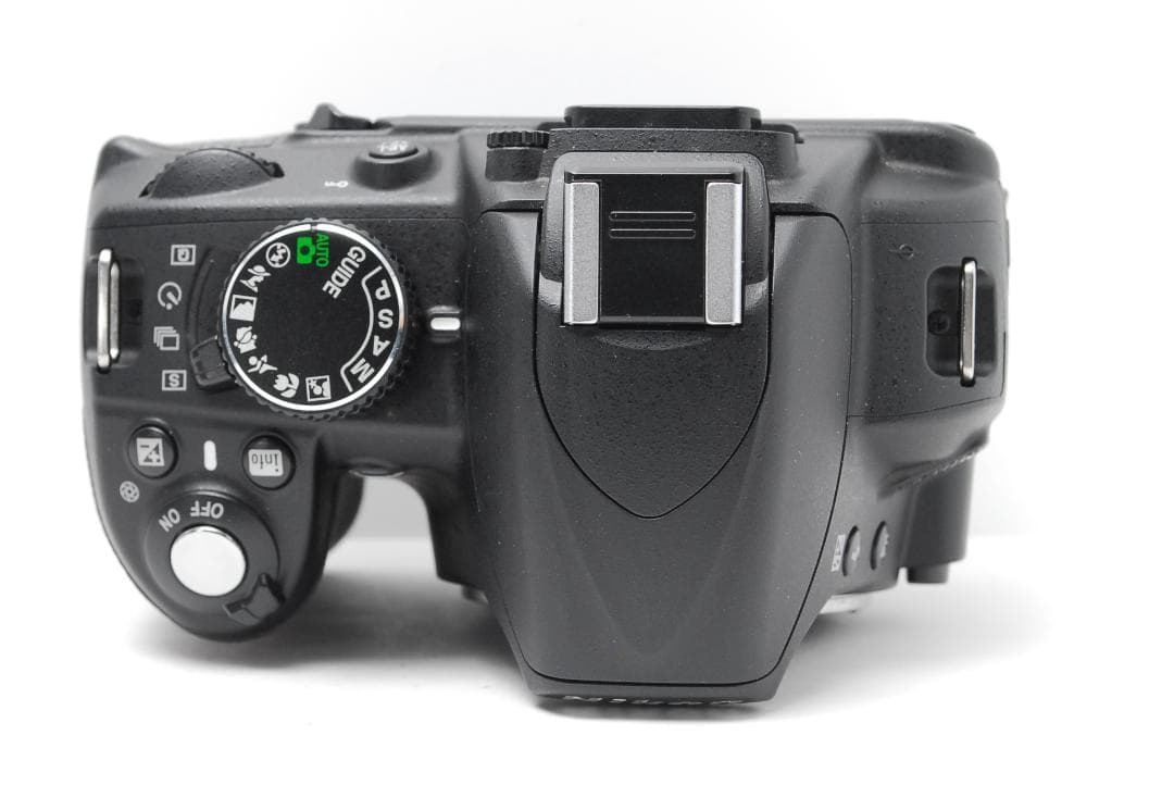 【美品 箱付き】少ないショット数♪初心者おすすめ一眼レフ Nikon D3100