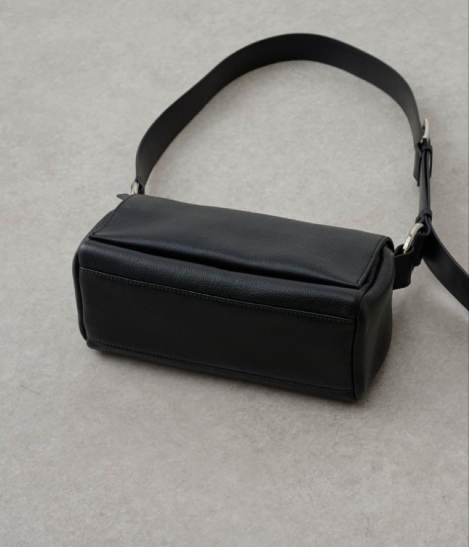 【新品．未開封】BEARDSLEYビアズリー　レザーボディバッグ　ブラック