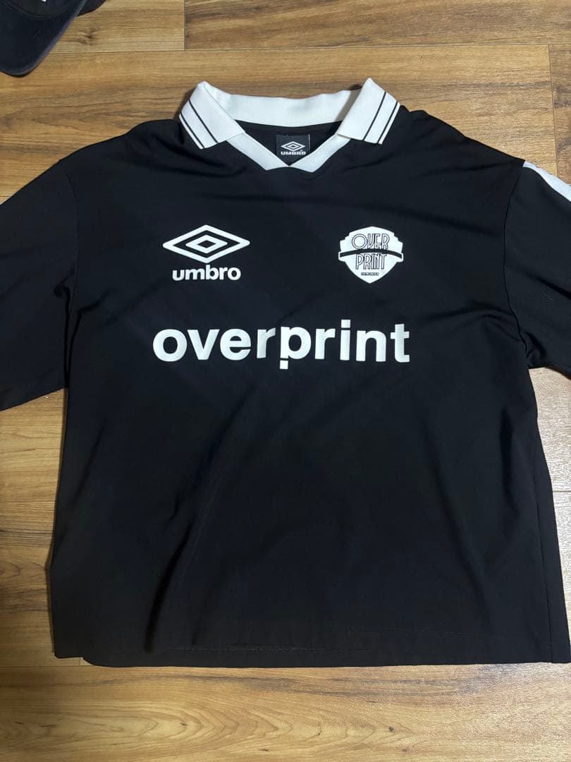 Umbro 黒 長袖 トレーナー overprint
