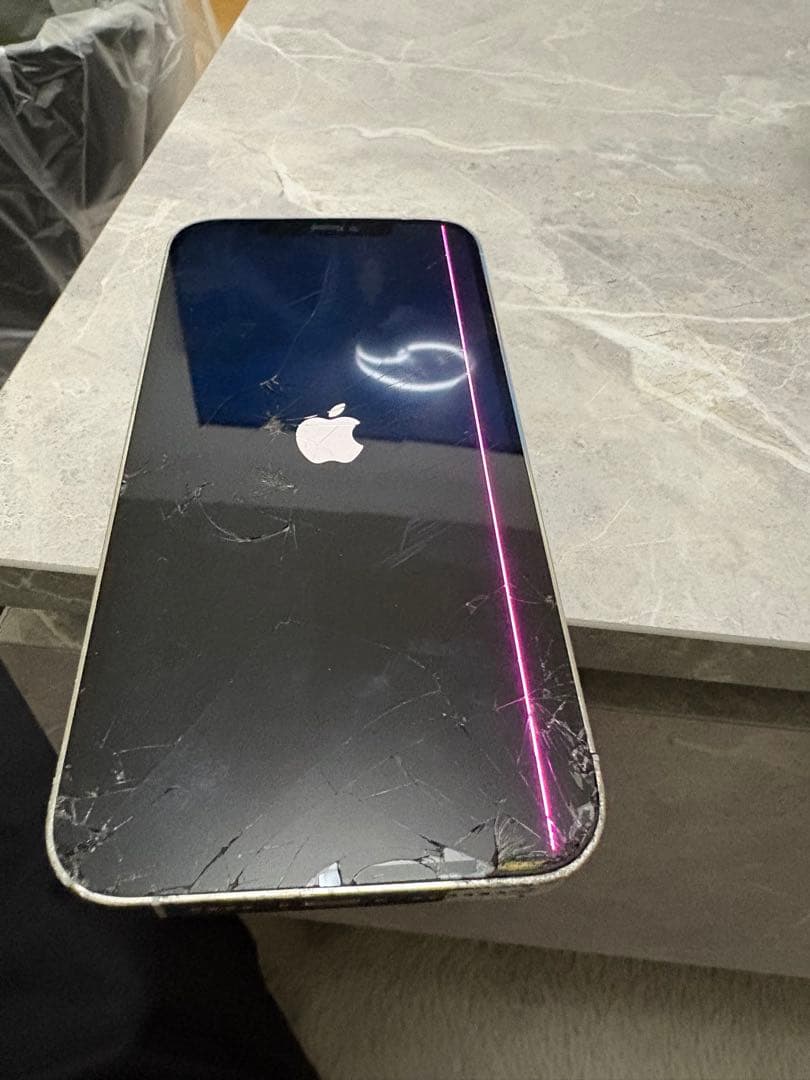 iPhone 12 Pro Max画面ひび割れあり