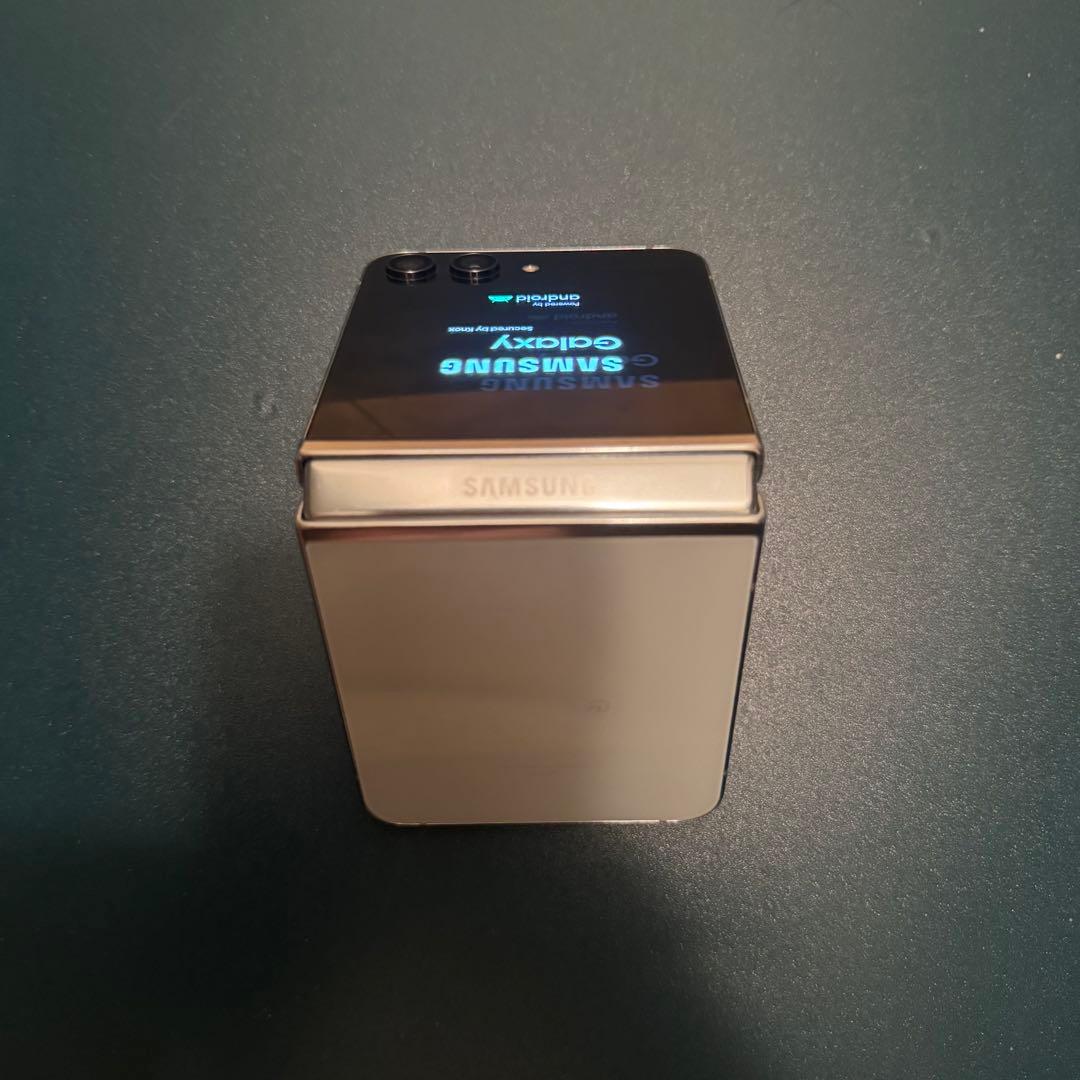 かなり綺麗　GALAXY z flip5 au版　国内版