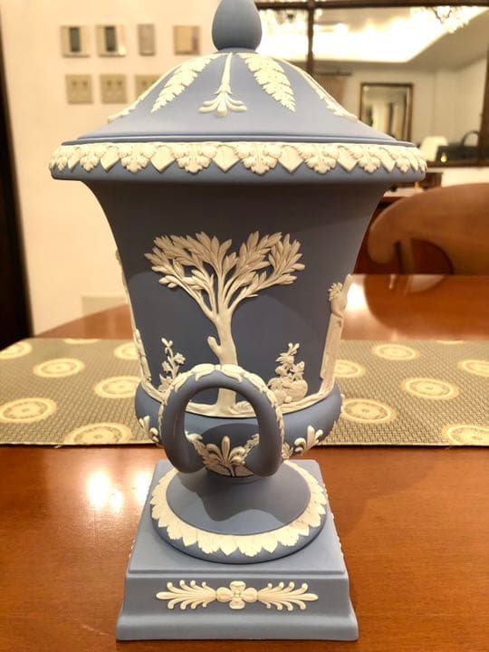 【新品、正規箱付き】ウェッジウッド　ジャスパー　トロフィー型蓋付置物　１個