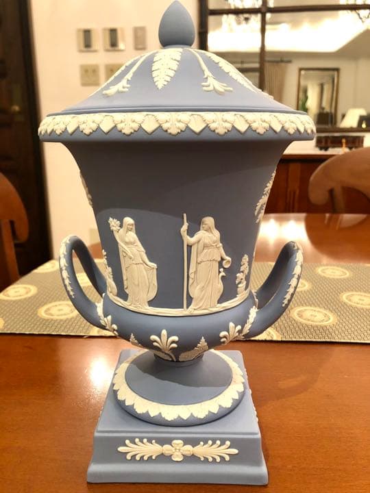 【新品、正規箱付き】ウェッジウッド　ジャスパー　トロフィー型蓋付置物　１個