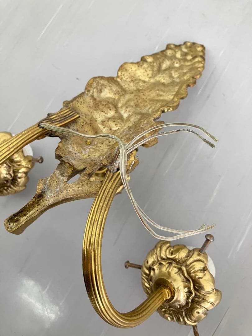 アンティークな壁掛照明器具　2灯　ガラス製ビー玉風シェード　お洒落な玄関照明葡萄