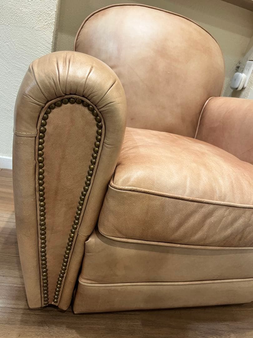 アンティーク ベージュ レザー アームチェア スタッズ付き