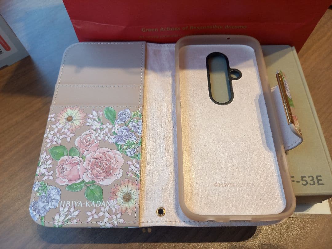 docomo らくらくスマートフォン F-53E 本体　ケース&フィルム貼付済み