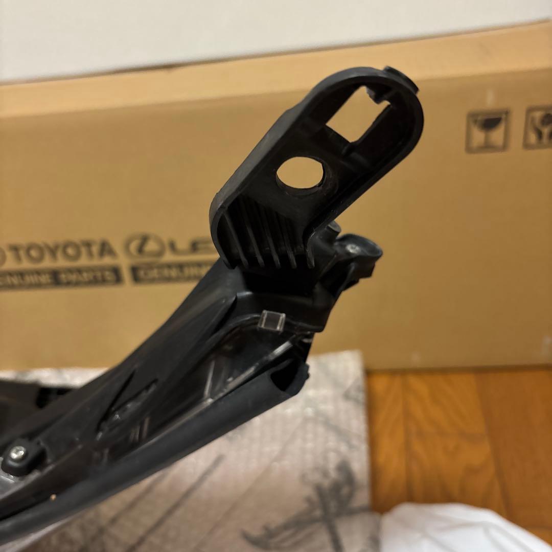 トヨタプリウス phvヘッドライト左