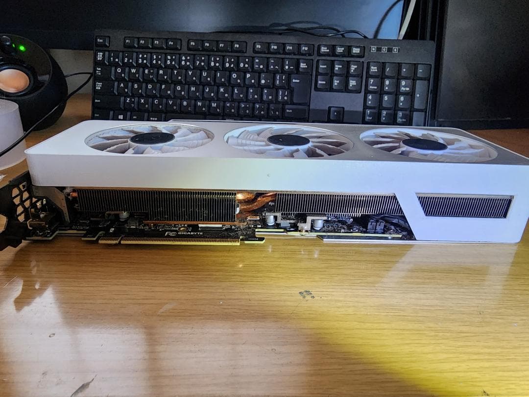 GEFORCE RTX 3090 GIGABYTE VISION 本体