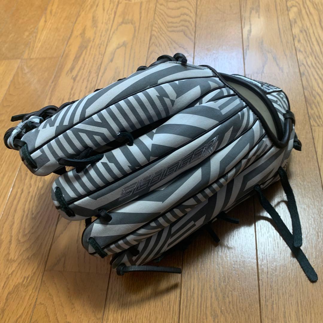 軟式グローブ ブラック/ホワイト ストライプ