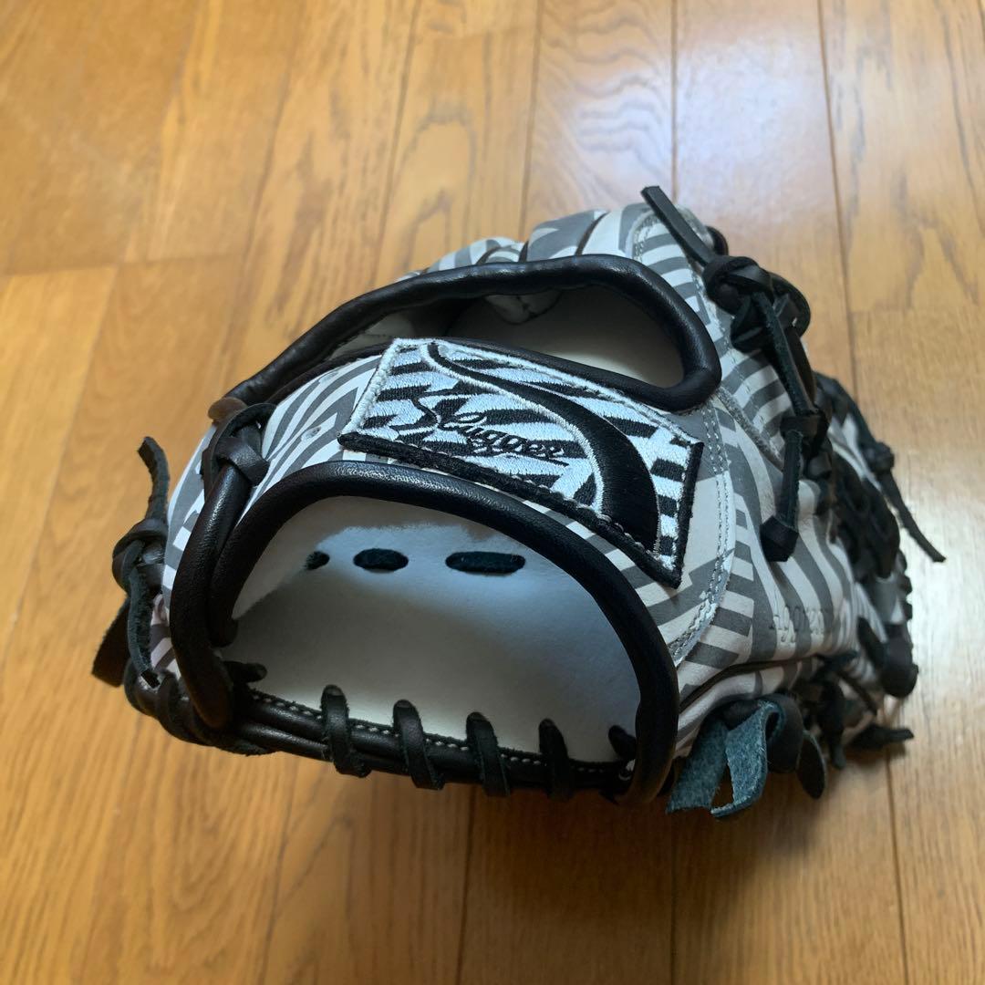 軟式グローブ ブラック/ホワイト ストライプ