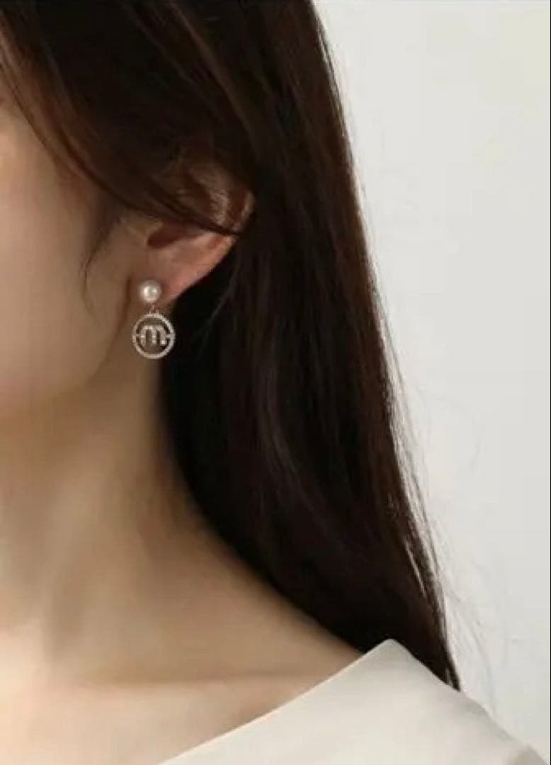 【片耳のみ】miu miu パール ロゴチャーム ピアス