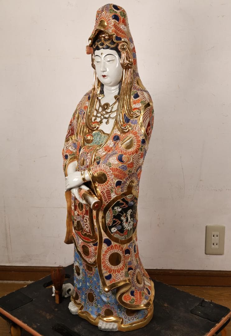 R　九谷焼　八幡窯　特大　色絵金彩観音菩薩像　置物　高90㎝　重さ15㎏