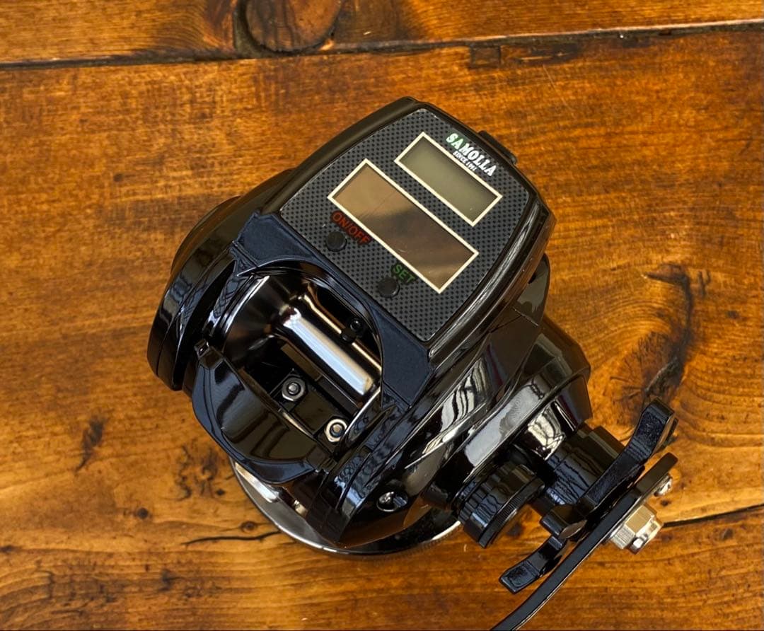 デジタルカウンター付きベイトリール　右巻　ジギング　ソーラー充電　デジタルリール