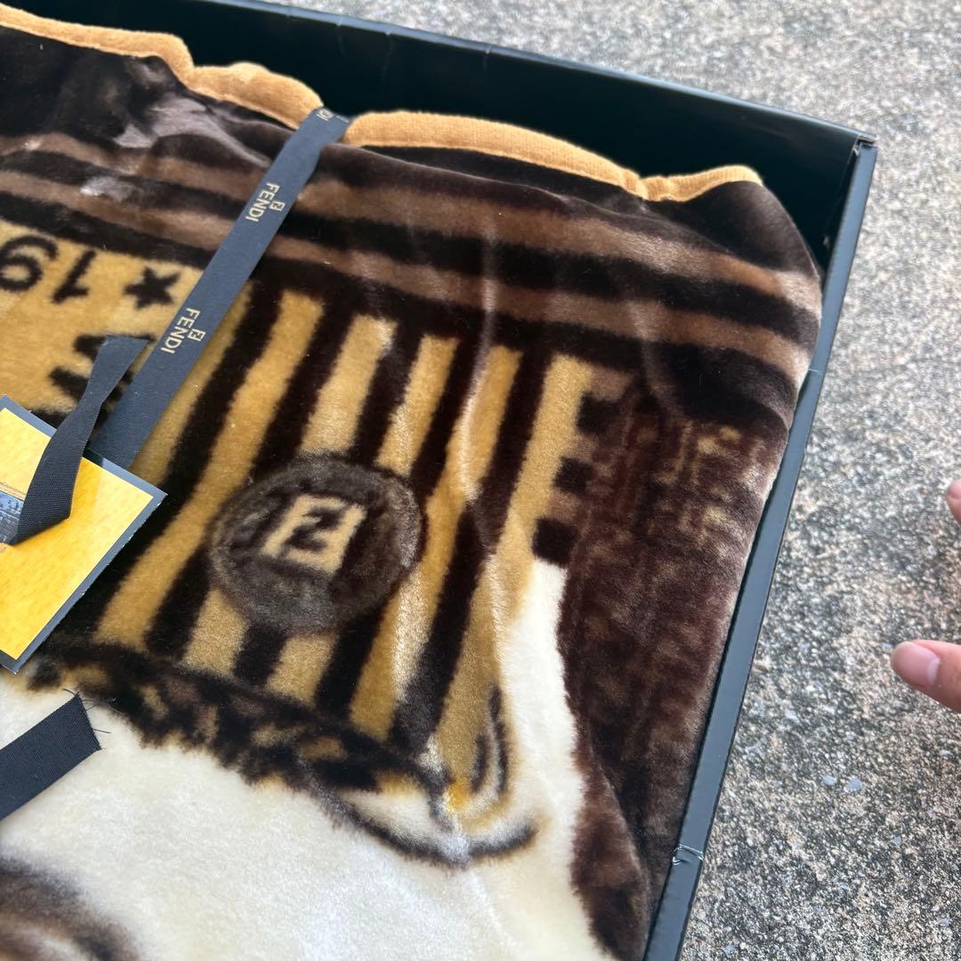 ひまわり　新品未使用 FENDI　フェンディニューマイヤーハーフ毛布
