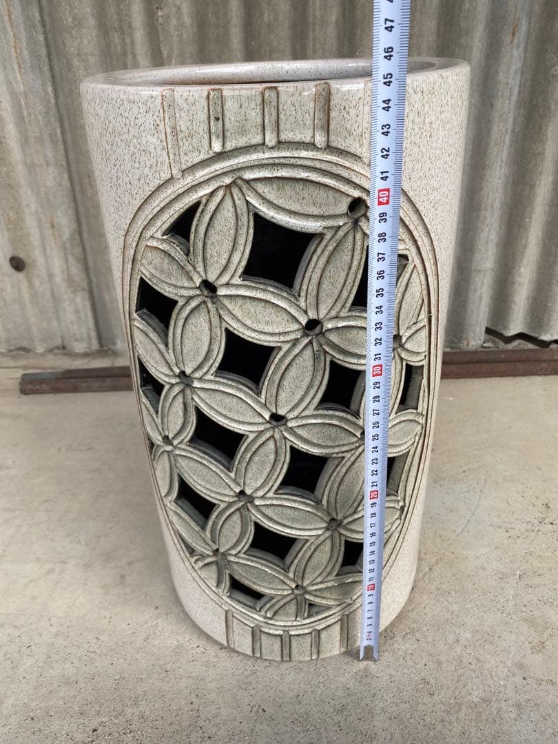 陶器　傘立て　白　信楽焼　白窯　唐草彫　 格子彫