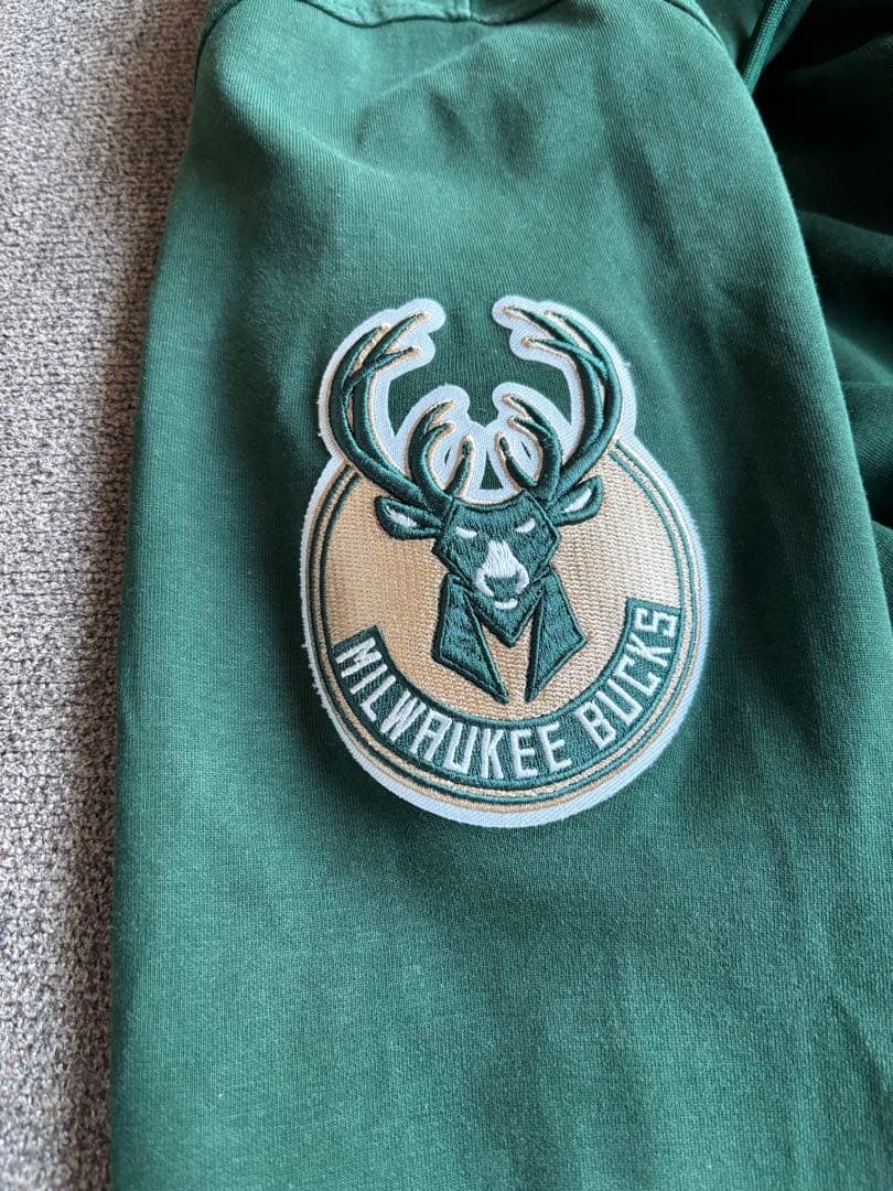 現地オフィシャルショップ　NBA ミルウォーキー　バックス ワッペン付きパーカー