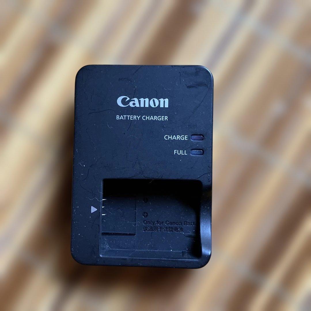 Canon PowerShot SX720 HS 本体と付属品