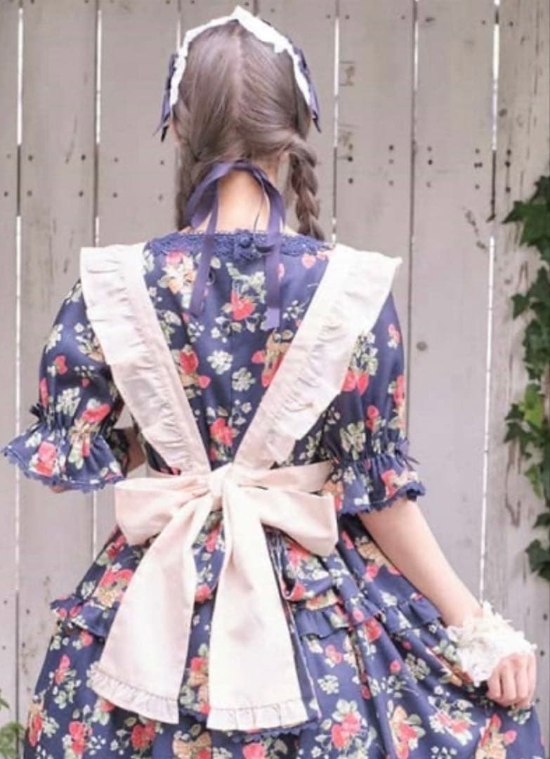 axes femme kawaii クラシックベリー刺繍エプロン（キナリ）