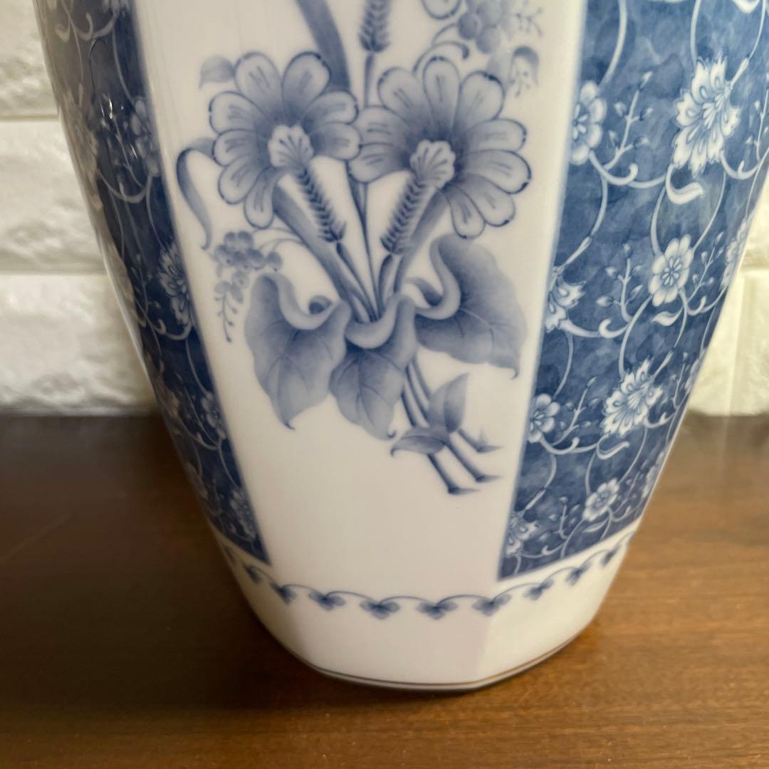 大倉陶園 フラワーベース 花瓶 壺 白磁 ブルー 染付 唐草 28cm