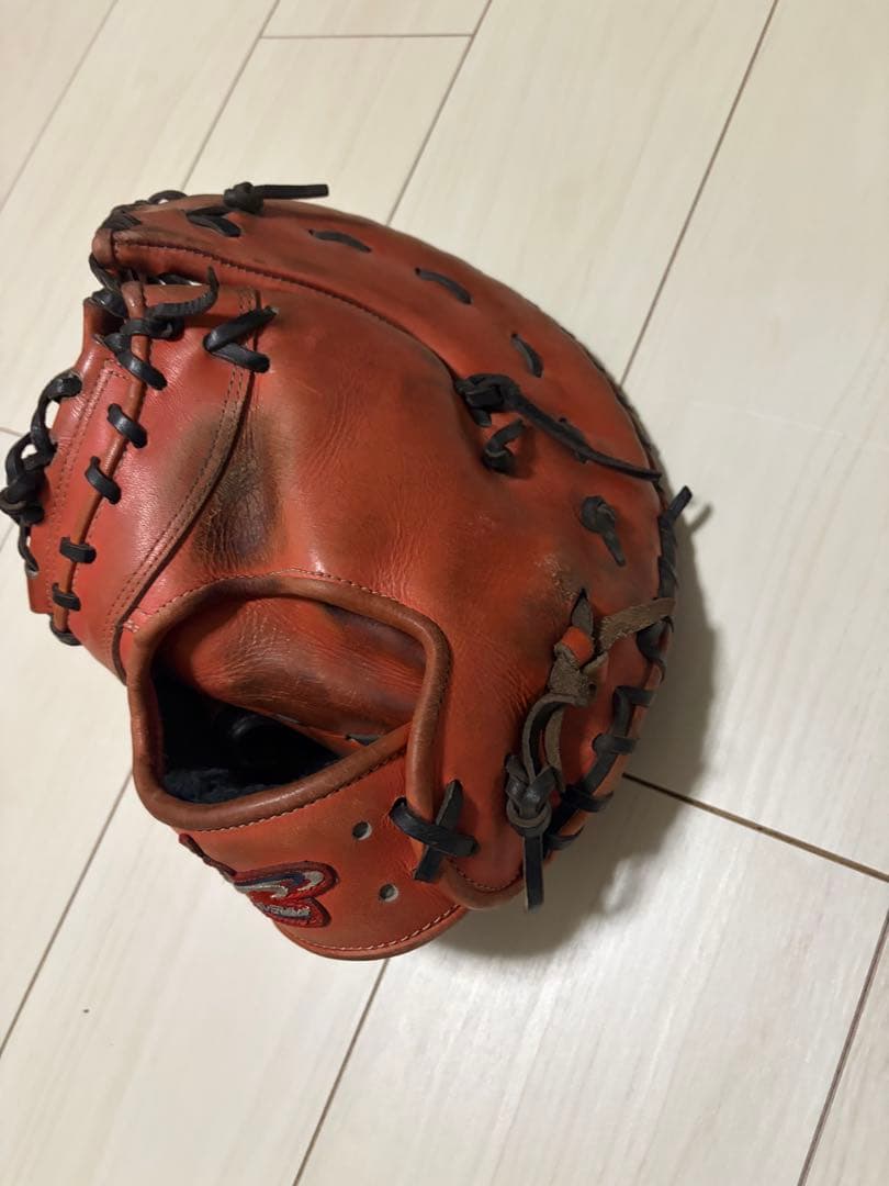 オレンジ革製野球グローブ