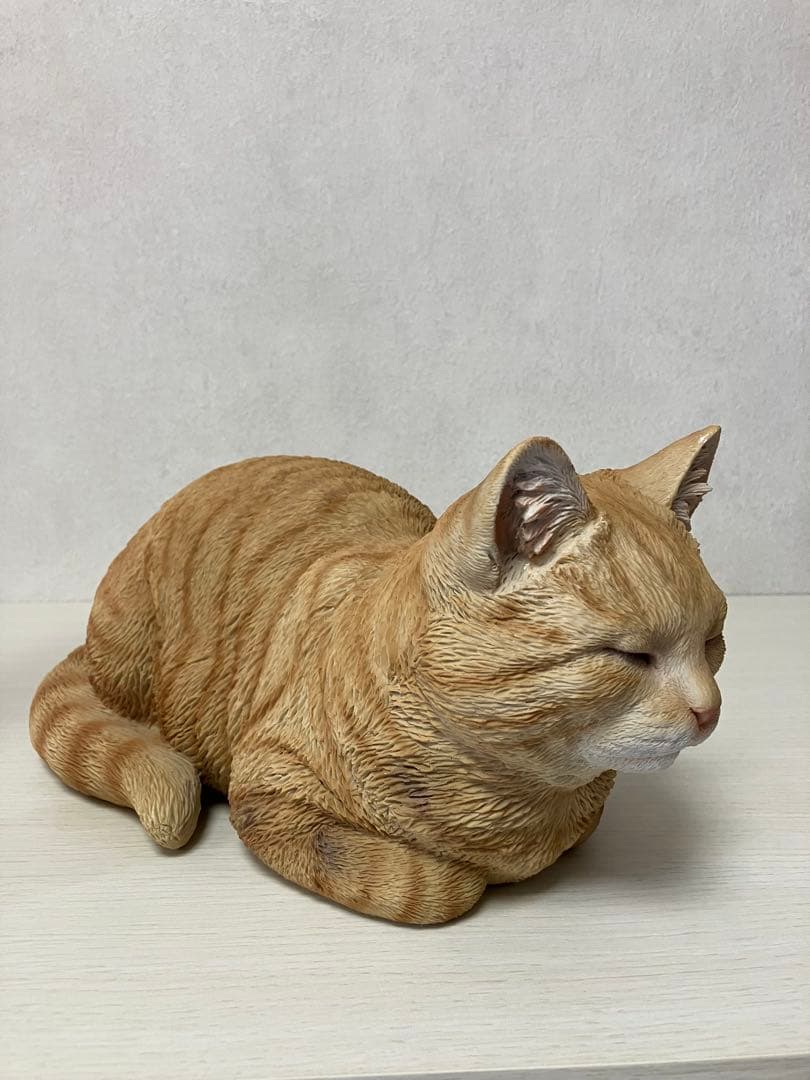 香箱ねこ　茶トラ　レジン製　ガーデンオーナメント