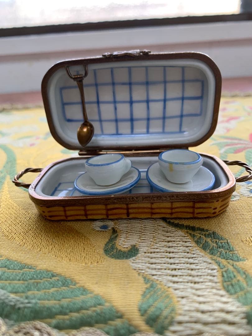 リモージュボックス　フランス製　可愛いバスケット型の小物入れ！カップが入ってる！