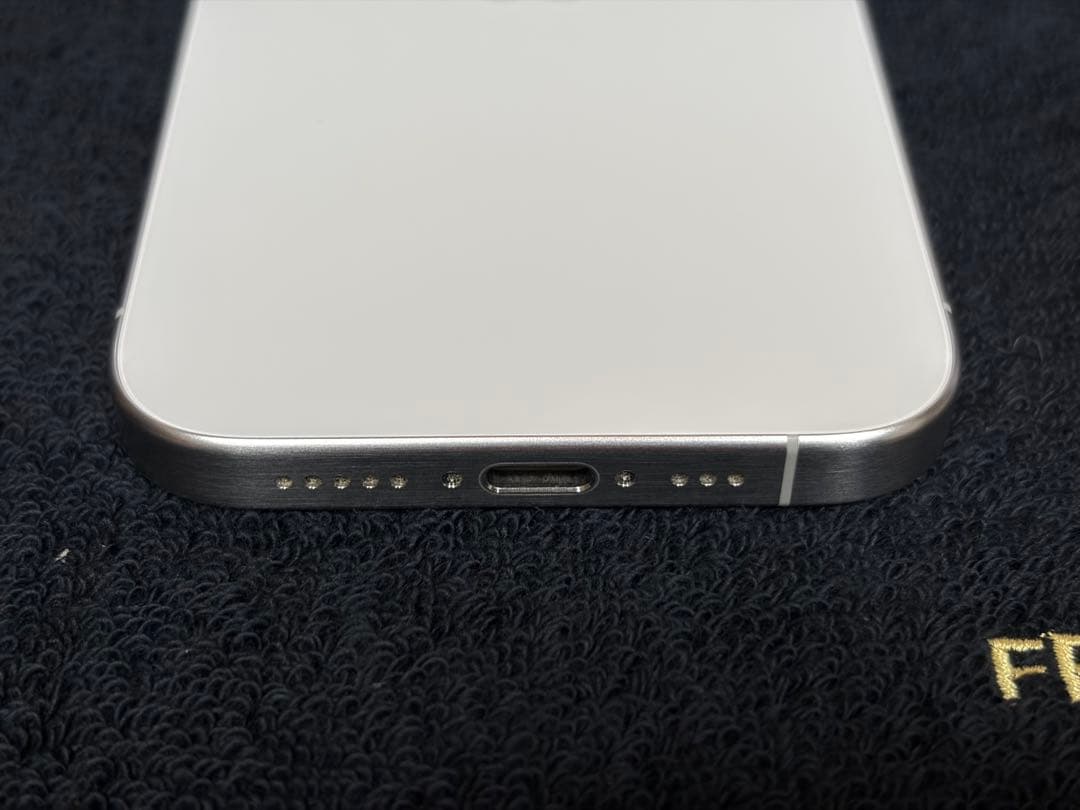 新品同様品 iPhone 15 Pro 256gb ホワイトチタニウム